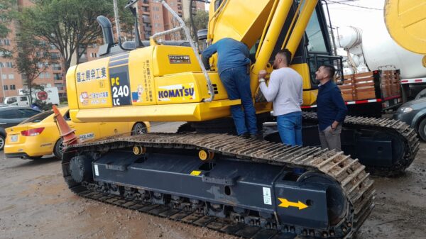 Excavadora Komatsu PC240