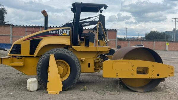 Lote 10 Compactador Caterpillar CS-563E