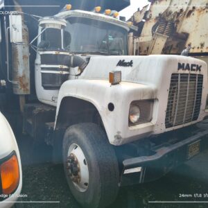 Volqueta mack dt